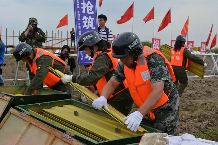 氣動(dòng)打樁機(jī)廠家：防洪子堤的結(jié)構(gòu)構(gòu)成及原理