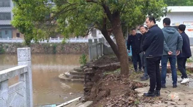 防汛戰(zhàn)斗服、防寒雨衣、雙背帶、救生衣、水鞋、毛巾、水壺、頭盔、氧氣瓶、潛水服、氧氣罩